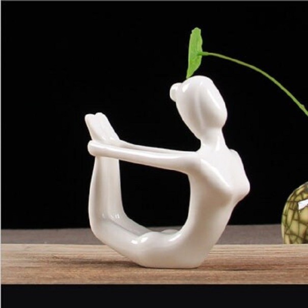 Estatuilla de cerámica de un yogui 11