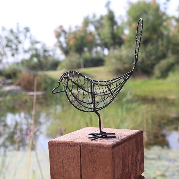 Estatuilla de pájaro de hierro negro