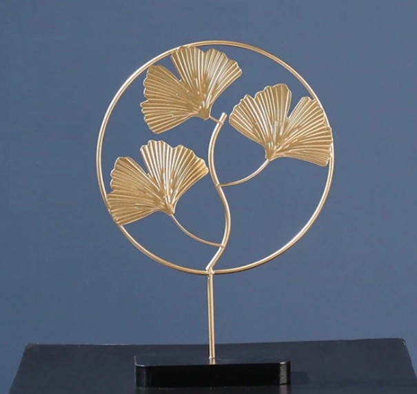 Estatuilla decorativa con hojas. S 2