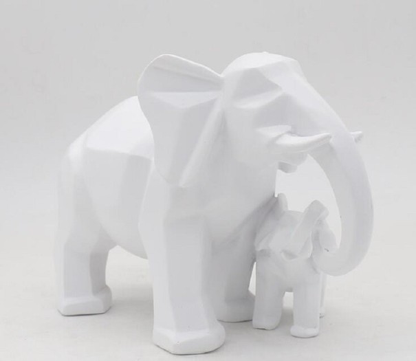 Estatuilla decorativa de un elefante y un bebé elefante. blanco