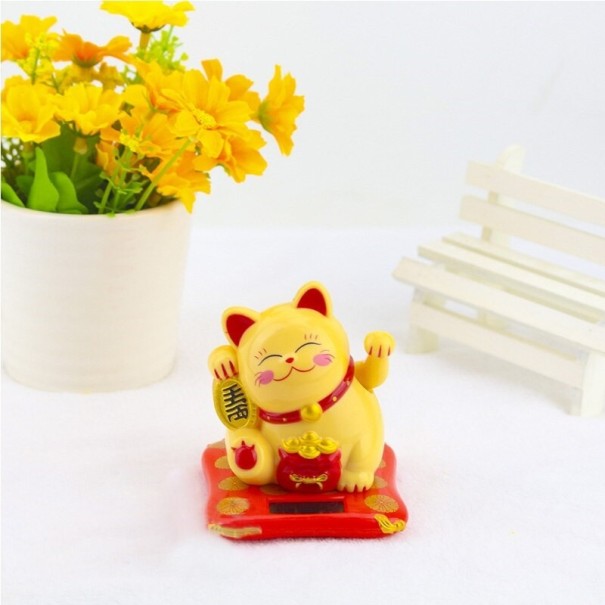 Estatuilla decorativa de un gato de la suerte. dorado