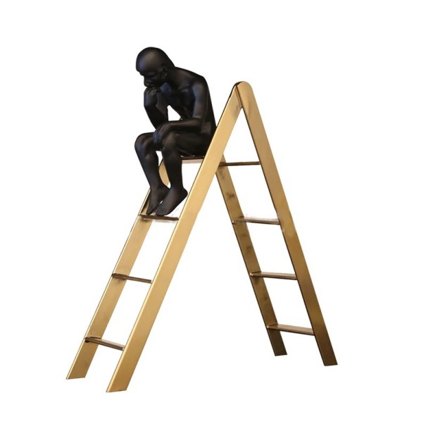 Estatuilla decorativa sobre escalera 1