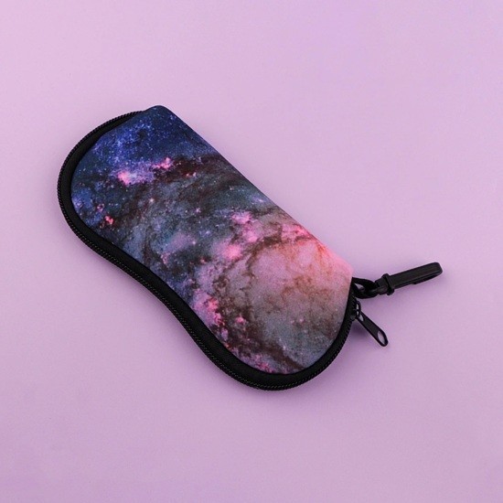 Estuche para gafas de 17,9 x 8,5 cm con temática espacial de galaxia, espiral, nebulosa, elegante estuche con cremallera y mosquetón para protección 1