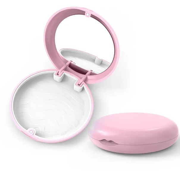Etui für Zahnspangen und Zahnprothesen mit Spiegel 9 x 9 x 2 cm Kunststoff rosa mit buntem Innenraum zur Aufbewahrung von Alignern weiß