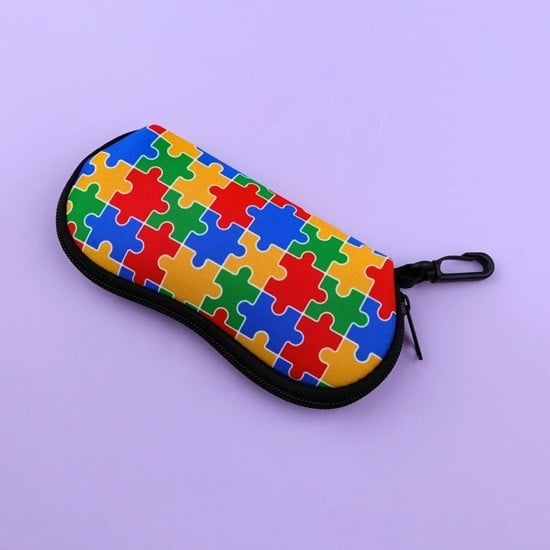 Etui na okulary 17,9 x 8,5 cm Z kolorowym motywem puzzli Tęczowe elementy Zamek błyskawiczny Karabińczyk Kolorowe etui na okulary z zamkiem 1