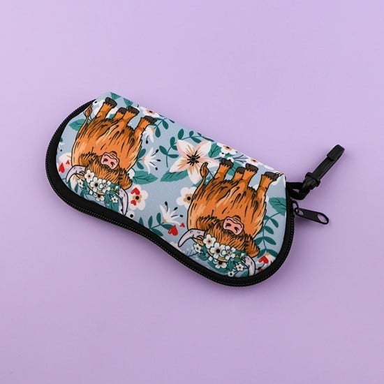Etui na okulary 17,9 x 8,5 cm z motywem jaków i kwiatów Etui zapinane na suwak z karabińczykiem Etui ochronne na okulary przeciwsłoneczne i korekcyjne 1