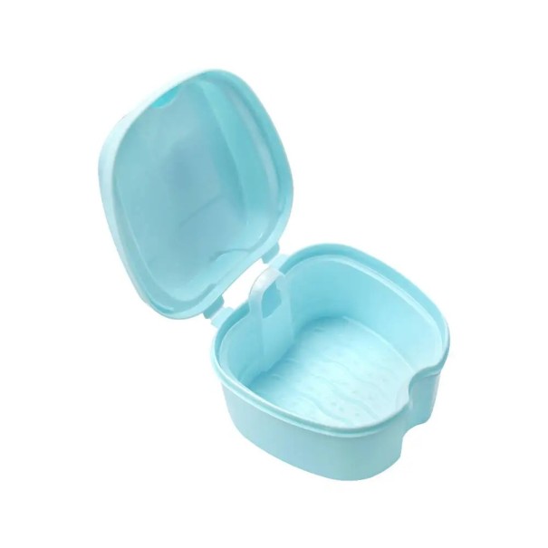 Etui til tandproteser med låg 8,5 x 8 x 6,5 cm plastfarvet til opbevaring af proteser og tandregulering derhjemme og på farten lyseblå