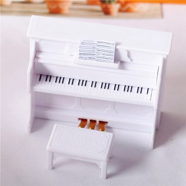 Fa zongora egy babának fehér