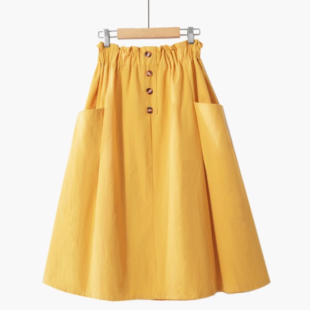 Falda de mujer con botones y bolsillos. amarillo