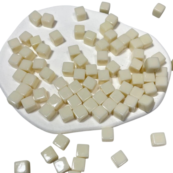 Farebné dekoračné kocky 50 ks 8 × 8 × 8 mm Nepriehľadné akrylové kocky v plnej farbe pre logickú puzzle hru béžová
