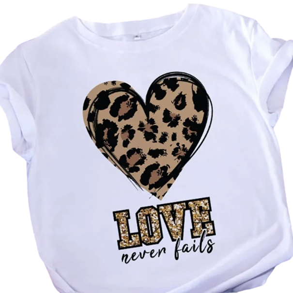 Fehér női póló leopárdmintás szívvel és a LOVE never fails felirattal. Stílusos póló szívmintával. Elegáns rövid ujjú póló. XL