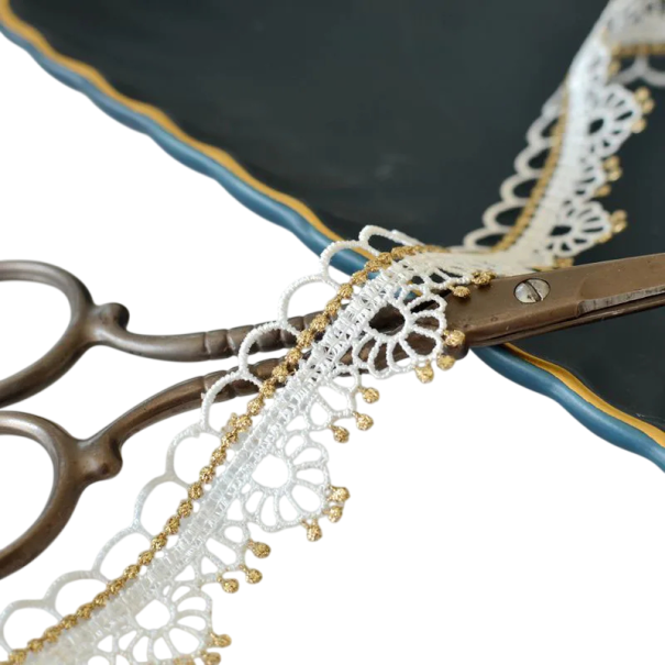 Fehér virágmintás csipkés szalag 2,6 cm x 91 cm Dekoratív csipke arany szegéllyel Poliészter pamut Díszítő szalag esküvői dekorációhoz 1