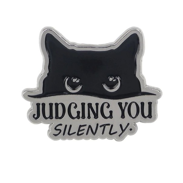 Fekete macska kitűző a „Judging You Silently” felirattal kb. 3,3 x 3,1 cm dekoratív pin a táskához, ruházathoz kiegészítő 1