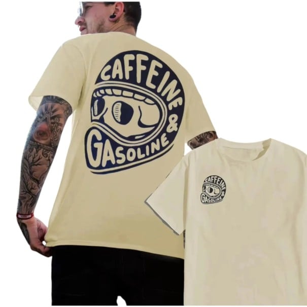 Férfi póló rövid ujjú motoros sisak mintával, Caffeine & Gasoline felirattal a háton és a mellkason, kerek nyakkivágással krém XS
