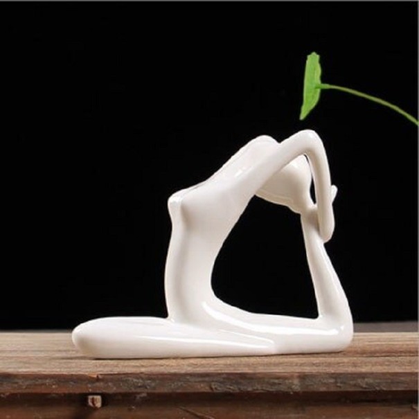 Figurine en céramique de yogi 12