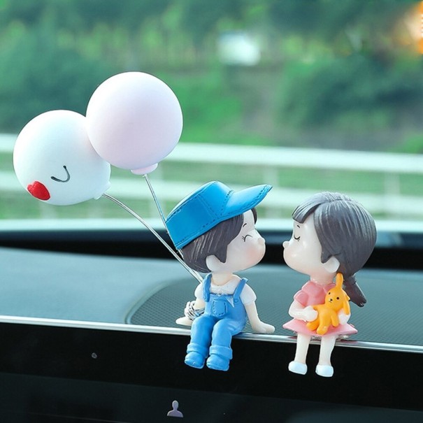 Figurines fille et garçon avec des ballons 1