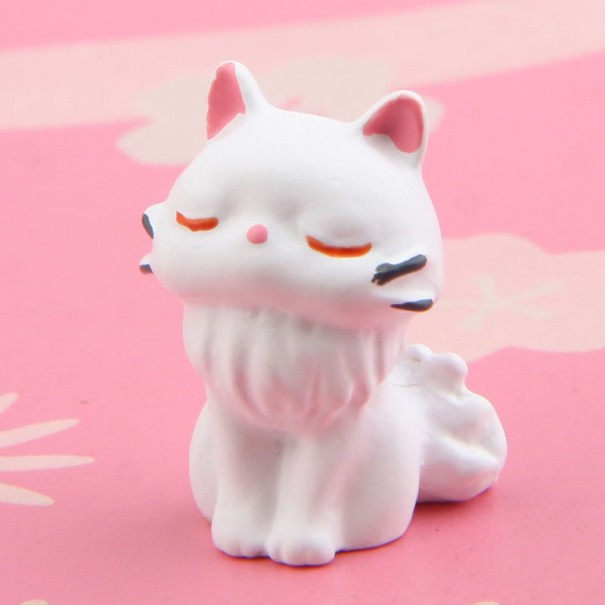 Figurka białego kota 1