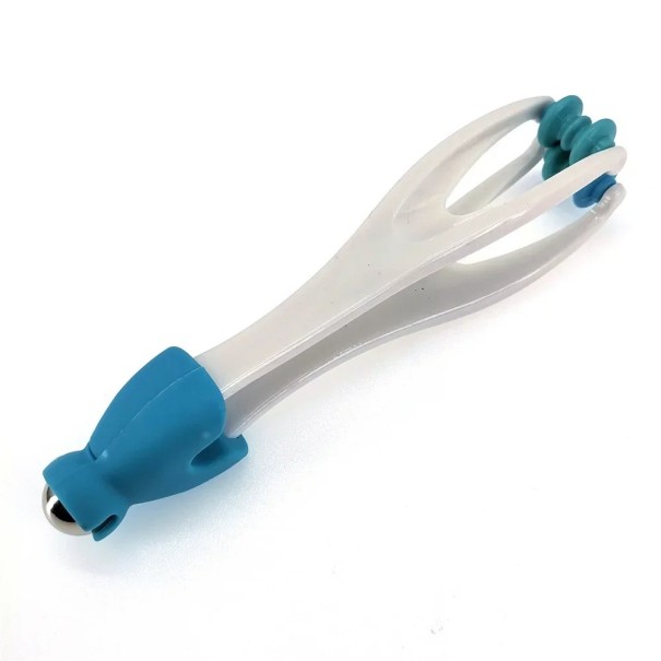 Fingermassagerulle som verkar på akupunkturpunkter. Handmassageverktyg med två rullar och en metallkula för handmassage. Massageverktyg för att främja blodcirkulationen. 16,3 x 3,3 cm.