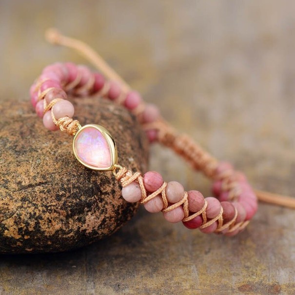 Flätat armband i natursten rosa