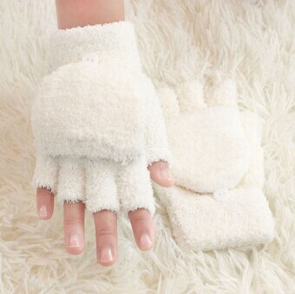 Flauschige Babyhandschuhe weiß