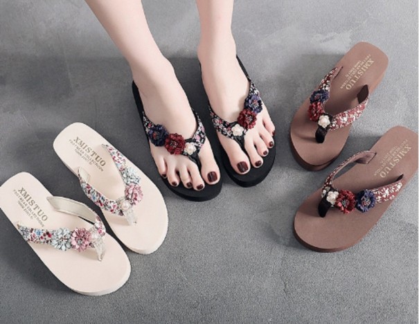Flickans flipflops med blommor