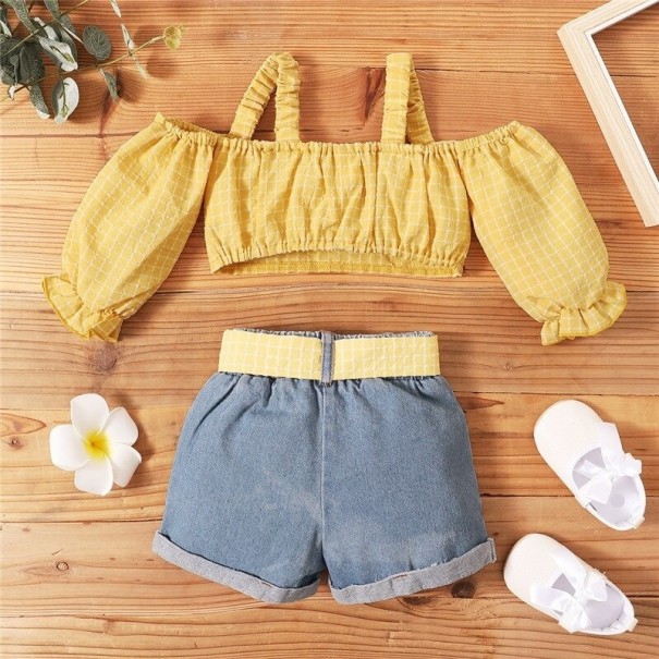 Flicklinne och jeansshorts