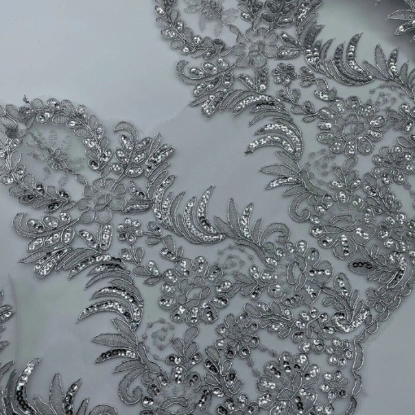Flitrovaná dekorativní látka s krajkovým lemem 36 cm x 91 cm Polyesterová třpytivá textilní látka pro šití zdobení oděvů kostýmy a dekorace stříbrná