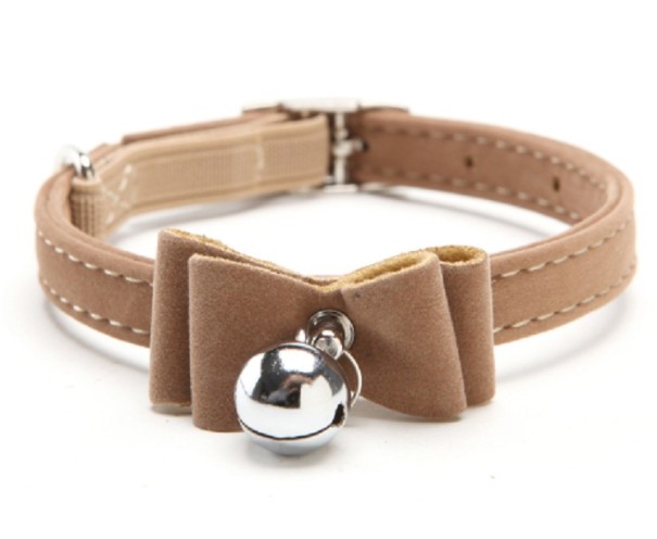 Fluwelen kattenhalsband met strik en belletje bruin