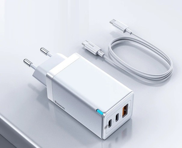 GaN Quick Charge Charger with Cable white
