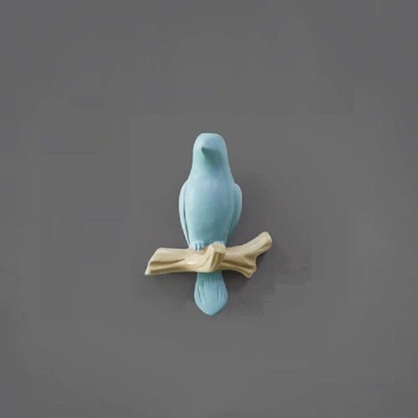 Gancho decorativo en forma de pájaro. azul claro