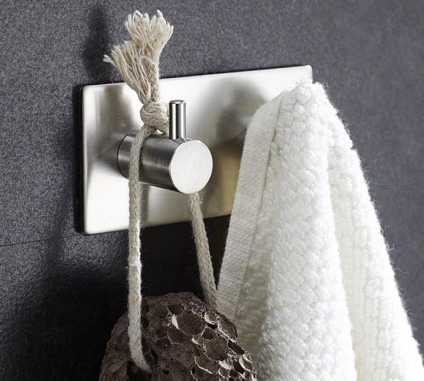 Gancho doble de acero inoxidable para el baño. 1