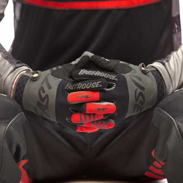 Gants de motocross à doigts complets avec impression et mesh entre les doigts en noir et gris avec des éléments rouges pour la conduite tout M