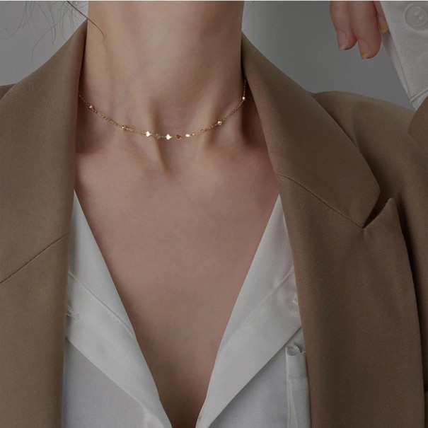 Gargantilla de mujer con corazones dorado