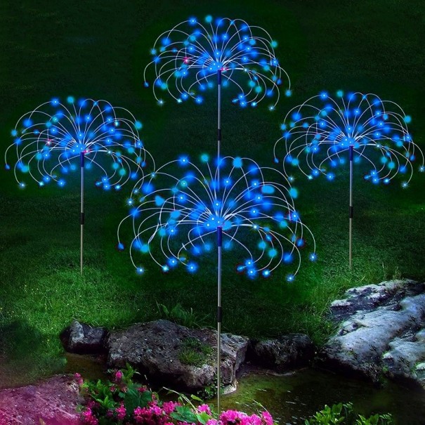 Garten zündet Feuerwerk an blau