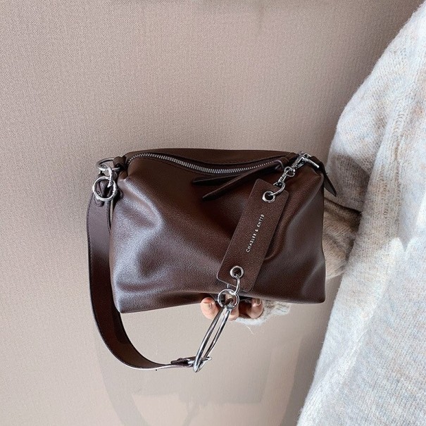 Geantă crossbody pentru femei din piele PU închidere cu fermoar curea lată cu un cerc metalic mare pandantiv decorativ dimensiuni 23 x 15 maro inchis