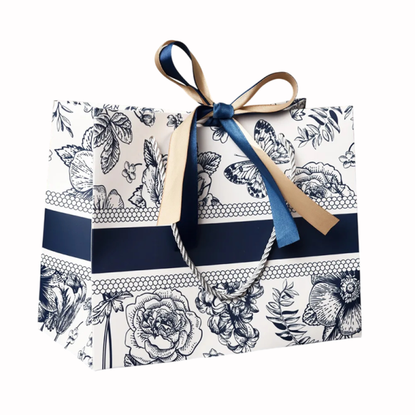 Geantă de cadou din hârtie 25×20×12 cm cu imprimeu floral și cu fluturi, cu mânere din sfoară și panglică pentru împachetarea cadourilor