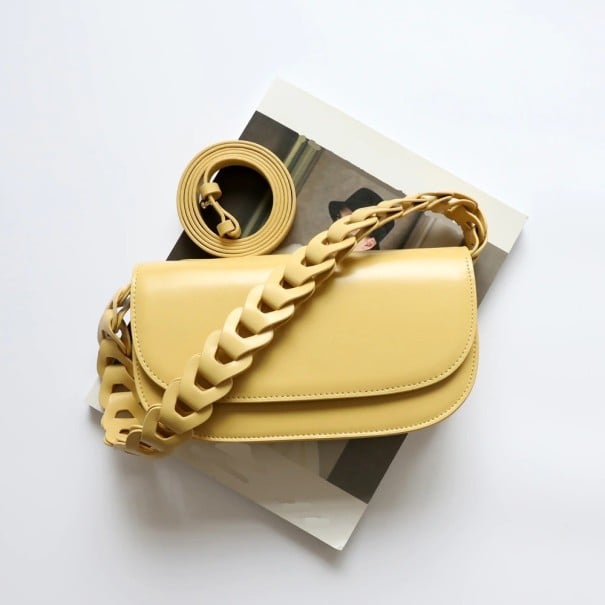 Geantă de damă crossbody cu clapetă Mânere proeminente din articole împletite Curea lungă pe umăr Suprafață netedă și lucioasă 25 x 14 galben deschis