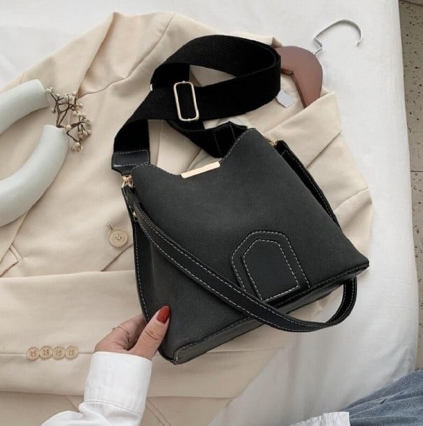 Geantă de damă din piele artificială pe umăr Suprafață mată cu aspect de velur Curea lată ajustabilă Închidere cu fermoar 25 x 21 x 12 cm negru