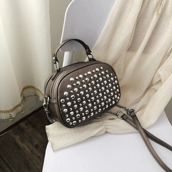 Geantă de damă ovală crossbody cu capse metalice din piele PU Ureche superioară Bretea cu lanț Închidere cu fermoar Dimensiuni 20 x 16 x 10 gri inchis