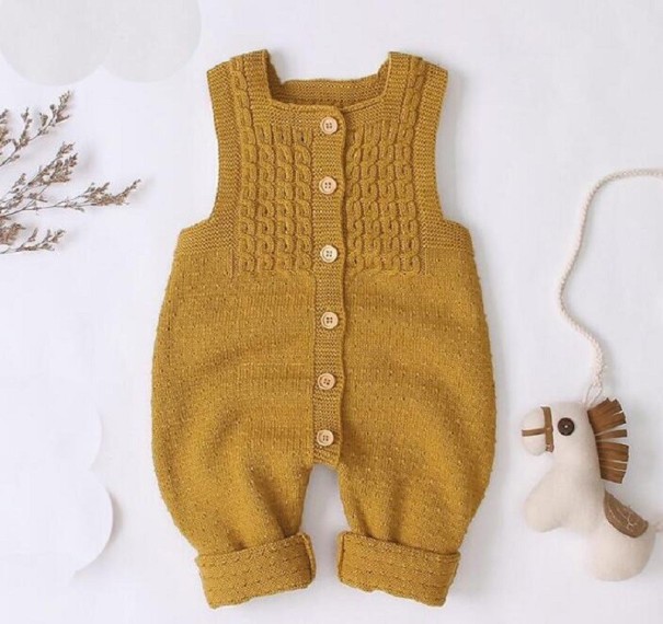 Gebreide jumpsuit voor baby&#39;s T2740 oker 6-12 maanden