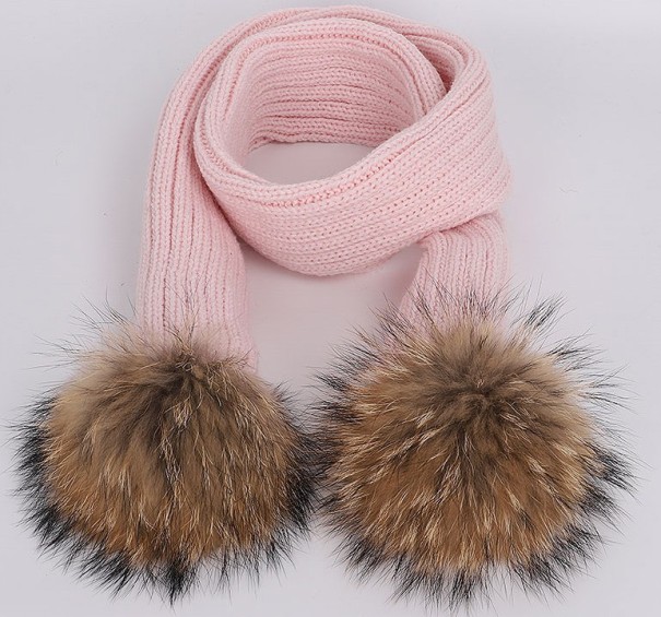 Gebreide wintersjaal voor kinderen met pompons J3133 roze