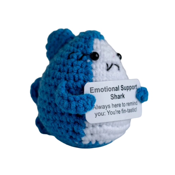 Gehaakte haai met een positieve inscriptie Handgemaakte decoratie van garen Originele talisman voor vreugde Decoratie voor het appartement Cadeau blauw