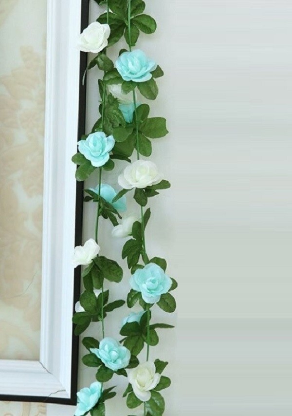 Ghirlanda cu trandafiri artificiali albastru deschis