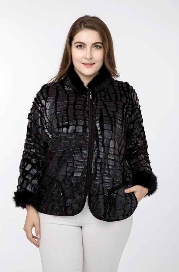 Giacca nera da donna con motivo lucido in pelle di coccodrillo Colletto e polsini pelosi Punte anteriori arrotondate Tasche laterali Materiale 5XL