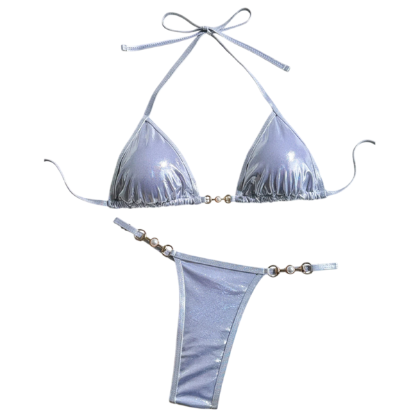Glänzender Damenbikini mit Triangel-Oberteil und Perlen-Clutch. Sexy Tanga-Schnitt und Spitzenverschluss. Ideal für den Strand und Fotoshootings. weiß S