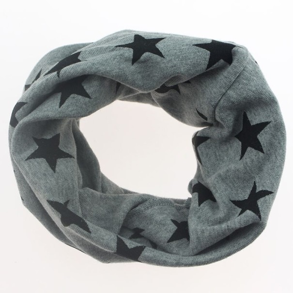 Gola infantil com estrelas cinzento