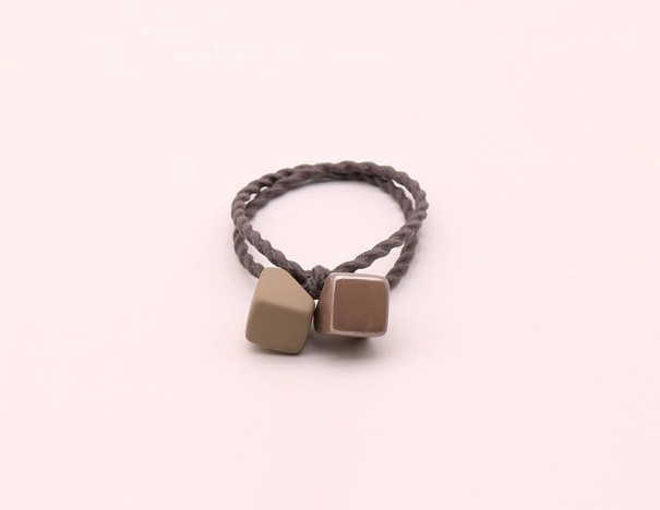 Gomma per capelli con cubi beige