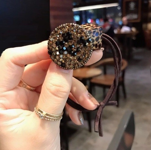 Gomma per capelli leopardata con strass 2