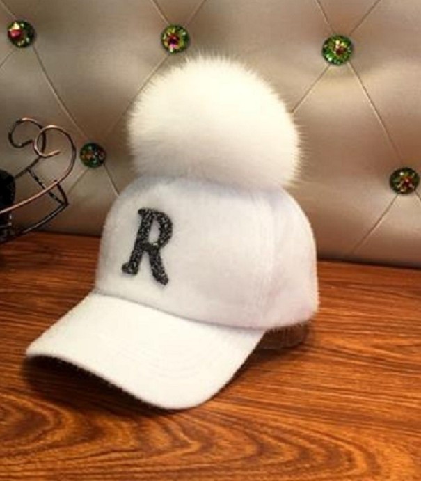 Gorra de mujer con pompón blanco