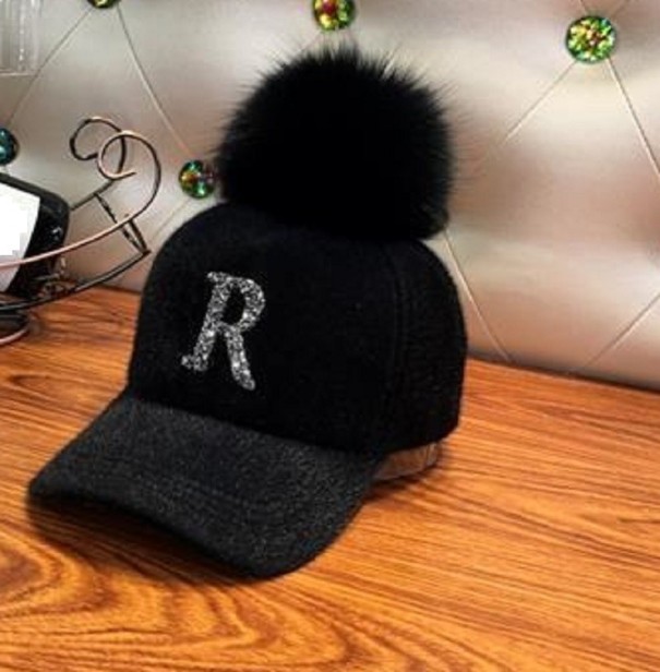 Gorra de mujer con pompón negro